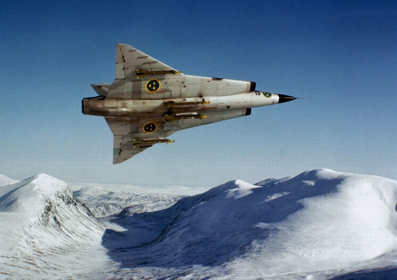Được biết, Saab-35 Draken là tiêm kích đánh chặn siêu âm do tập đoàn Saab của Thụy Điển sản xuất. Saab-35 Draken thực hiện chuyến bay đầu tiên vào ngày 25/10/1955. Saab-35 Draken chính thức ra mắt ngày 8/3/1960 và được sản xuất hàng loạt trong giai đoạn 1955-1974 với tổng số 651 chiếc.