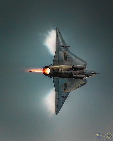 'Rắn hổ mang' là động tác thao diễn ngoạn mục của máy bay chiến đấu, được phi công Liên Xô Viktor Pugachev biểu diễn trên tiêm kích Su-27 Flanker vào năm 1989 tại Triển lãm Hàng không Paris Le Bourget. Khi thực hiện động tác này, máy bay ngẩng mạnh mũi lên cho đến khi ngả về phía sau, nhưng vẫn giữ hướng của chuyến bay như cũ.