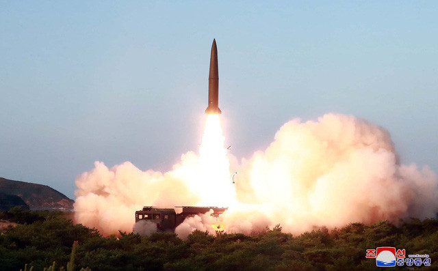 Mặc dù thực tế là một phần lớn vũ khí của Triều Tiên có nguồn gốc từ Liên Xô và Trung Quốc đã lạc hậu, đổi lại Bình Nhưỡng có những con át chủ bài vũ khí của riêng mình, bao gồm cả những vũ khí có thể mang đầu đạn hạt nhân, được phóng từ mặt đất, mặt nước và thậm chí là cả từ tàu ngầm, như tàu ngầm Pukkukson-2 được Triều Tiên công bố cách đây không lâu.