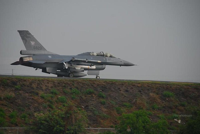 Quan hệ Trung Quốc đại lục và vùng lãnh thổ Đài Loan đã trở nên lạnh nhạt kể từ khi bà Thái Anh Văn trở thành Chủ tịch Quốc Dân Đảng vào tháng 5 năm 2016. Cùng với đó là việc hiện đại hóa nhanh chóng của Quân Giải phóng Nhân dân Trung Quốc (PLA), làm cho môi trường an ninh của Đài Loan bị đe dọa. Hiện câu hỏi đặt ra là, nếu xảy ra khủng hoảng giữa hai bờ eo biển, Đài Loan sẽ sử dụng phương pháp nào để chống lại chiến thuật "biển tàu" của hải quân PLA? Hầu hết các nhà phân tích quân sự sẽ đồng ý về việc Đài Loan sẽ áp dụng chiến lược bất đối xứng để chống lại sức mạnh áp đảo của PLA.