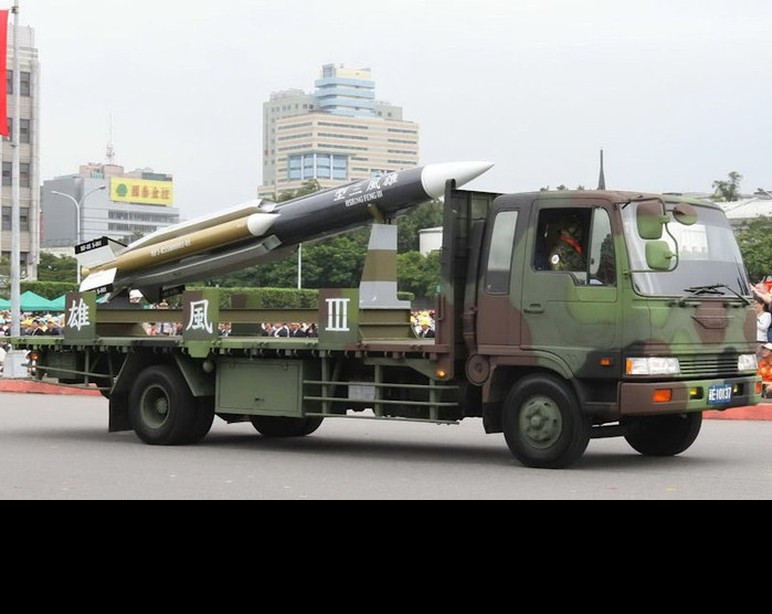 Máy bay chiến đấu, tàu ngầm và tàu tên lửa là những phương tiện có khả năng ngăn chặn được bước tiến của Hải quân PLA đổ bộ và phong tỏa Đài Loan. Hiện nay lực lượng không quân Đài Loan (RoCAF) được trang bị tên lửa hành trình chống hạm Harpoon (ASCM) của Boeing, bố trí trên máy bay chiến đấu F-16; trong khi đó, hải quân có tàu tên lửa lớp Tuo Jiang, được trang bị tên lửa chống hạm Hùng Phong II và III, có nhiệm vụ tiêu diệt các mục tiêu có giá trị cao như tàu sân bay và tàu đổ bộ tấn công; hai loại tên lửa Hùng phong II và III áp dụng nguyên lý bay khác nhau (cận âm và siêu âm, bay bám biển và ở độ cao lớn) để gây nhầm lẫn cho các hệ thống phòng không hạm của hải quân Trung Quốc.