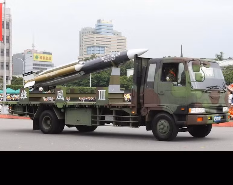 Máy bay chiến đấu, tàu ngầm và tàu tên lửa là những phương tiện có khả năng ngăn chặn được bước tiến của Hải quân PLA đổ bộ và phong tỏa Đài Loan. Hiện nay lực lượng không quân Đài Loan (RoCAF) được trang bị tên lửa hành trình chống hạm Harpoon (ASCM) của Boeing, bố trí trên máy bay chiến đấu F-16; trong khi đó, hải quân có tàu tên lửa lớp Tuo Jiang, được trang bị tên lửa chống hạm Hùng Phong II và III, có nhiệm vụ tiêu diệt các mục tiêu có giá trị cao như tàu sân bay và tàu đổ bộ tấn công; hai loại tên lửa Hùng phong II và III áp dụng nguyên lý bay khác nhau (cận âm và siêu âm, bay bám biển và ở độ cao lớn) để gây nhầm lẫn cho các hệ thống phòng không hạm của hải quân Trung Quốc.