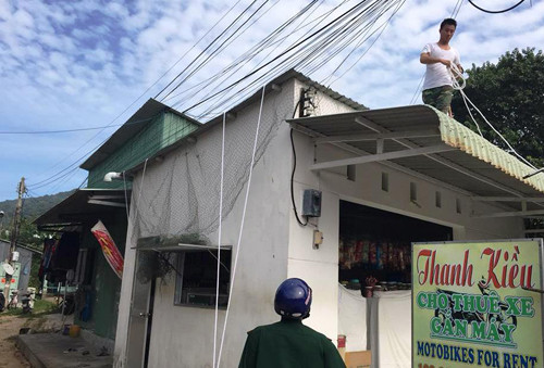 Nhiều lực lượng đang khẩn trương hỗ trợ người dân chằng, néo nhà cửa