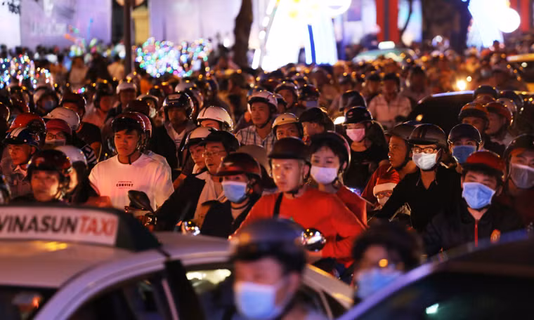 Trong khi đó, tại TPHCM, đến hơn 22h đêm nay, dù thời tiết ở TP.HCM đã có gió mạnh do ảnh hưởng từ cơn bão số 16, nhưng dòng người xe từ khắp nơi vẫn dồn dập đổ về các khu vui chơi để mừng Giáng sinh 2017.