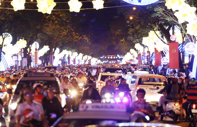 Khu vực Trung tâm Sài Gòn trở nên quá tải trước lượng người xe đông đúc đổ về các tuyến đường như Lê Duẩn, Đồng Khởi, phố đi bộ Nguyễn Huệ, nhà thờ Đức Bà...