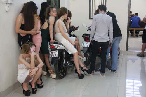 Các đối tượng dương tính với ma túy bị Công an tạm giữ.