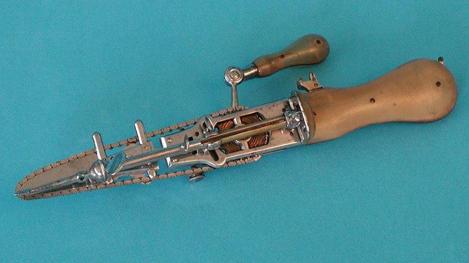 3. Máy cưa xích được phát minh để giúp quá trình sinh con:Năm 1830, bác sĩ chỉnh hình Bernhard Heine đã tạo ra công cụ phẫu thuật đầu tiên để cắt xương. Máy cưa xích cực kỳ hữu ích trong giải phẫu mở khớp mu - một giải pháp thay thế cho phương pháp sinh đẻ của Caesarian. Mặc dù các yếu tố chính của cưa máy được tạo ra vào cuối thế kỷ 19 nhưng động cơ xăng của nó bắt đầu được sử dụng phổ biến vào những năm 1920. Ngày nay, cưa gồm 2 phân loại - nghiệp dư và chuyên nghiệp tùy thuộc vào việc sử dụng.