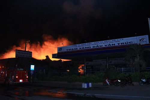 Dang chay du doi tai kho chua hoa chat o Binh Duong-Hinh-4