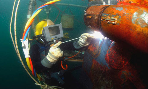  9. Đứt cáp quang biển AAG. Lúc 5h45 ngày 23/4/2015, tuyến cáp quang biển AAG lại bị đứt, ảnh hưởng lớn đến đường truyền internet VN, Sáng 24/4, thông tin từ phía VNPT cho hay vị trí xảy ra sự cố đối với tuyến cáp quang Internet quốc tế AAG nằm cách bờ biển Vũng Tàu 300 km, trên đoạn đi Hong Kong (Trung Quốc) và Singapore. Phải mất 3 tuần để khắc phục sự cố này.