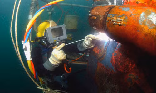  9. Đứt cáp quang biển AAG. Lúc 5h45 ngày 23/4/2015, tuyến cáp quang biển AAG lại bị đứt, ảnh hưởng lớn đến đường truyền internet VN, Sáng 24/4, thông tin từ phía VNPT cho hay vị trí xảy ra sự cố đối với tuyến cáp quang Internet quốc tế AAG nằm cách bờ biển Vũng Tàu 300 km, trên đoạn đi Hong Kong (Trung Quốc) và Singapore. Phải mất 3 tuần để khắc phục sự cố này.