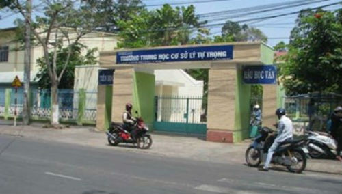  4. Nữ sinh lớp 7 bị đánh hội đồng: Cách chức hiệu trưởng, hiệu phó Sáng 21/4, ông Diệp Quang Nhàn, Trưởng Phòng GD - ĐT TP Trà Vinh (tỉnh Trà Vinh), cho biết: ông Phan Thanh Nguyên- Hiệu trưởng, ông Võ Thanh Vũ - Phó Hiệu trưởng, đều nhận mức kỷ luật là bị cách chức; ông Thạch Minh Tâm - Tổng phụ trách đội và ông Võ Thành Tất - giáo viên chủ nhiệm, nhận mức kỷ luật cảnh cáo,… vì để xảy ra vụ nữ sinh Nguyễn Thị Hồng Phương (học sinh lớp 7/5) bị đánh hội đồng rồi tung clip lên mạng gây xôn xao dư luận trong đầu tháng 3.