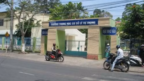  4. Nữ sinh lớp 7 bị đánh hội đồng: Cách chức hiệu trưởng, hiệu phó Sáng 21/4, ông Diệp Quang Nhàn, Trưởng Phòng GD - ĐT TP Trà Vinh (tỉnh Trà Vinh), cho biết: ông Phan Thanh Nguyên- Hiệu trưởng, ông Võ Thanh Vũ - Phó Hiệu trưởng, đều nhận mức kỷ luật là bị cách chức; ông Thạch Minh Tâm - Tổng phụ trách đội và ông Võ Thành Tất - giáo viên chủ nhiệm, nhận mức kỷ luật cảnh cáo,… vì để xảy ra vụ nữ sinh Nguyễn Thị Hồng Phương (học sinh lớp 7/5) bị đánh hội đồng rồi tung clip lên mạng gây xôn xao dư luận trong đầu tháng 3.