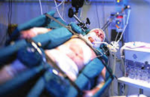  7. Bộ Y tế đề xuất bổ sung “quyền được chết” TS Nguyễn Huy Quang, Vụ trưởng Vụ Pháp chế, Bộ Y tế cho biết, trong thời gian tới cơ quan này sẽ đề xuất đưa quyền được chết (quyền an tử) vào dự thảo Bộ luật Dân sự sửa đổi. Mỗi người đều có quyền tự quyết định sức khỏe, sinh mệnh của mình. Nếu quyền được chết được đưa vào luật, người bệnh có quyền được đề nghị bác sĩ giúp đỡ để có một cái chết êm ái, nhẹ nhàng. Đây cũng là cách giải thoát cho người bệnh.