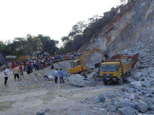 6. Hà Giang: Sập mỏ đá khiến 2 người thiệt mạng Sáng 21/4, ông Dương Tiến Son, Phó Chủ tịch Ủy ban Nhân dân huyện Bắc Quang, tỉnh Hà Giang đã xác nhận, vào trưa ngày 20/4, tại thôn Vĩnh Gia, xã Vĩnh Phúc, huyện Bắc Quang đã xảy ra vụ sập mỏ đá khiến 2 người tử vong tại chỗ là anh Đinh Xuân Nghĩa (sinh năm 1982, quê xã Kiêu Sơn, Đoan Hùng, Phú Thọ) và anh Trần Văn Bắc (sinh năm 1977, quê xã Phúc Thịnh, Sơn Dương, Tuyên Quang). Hiện nguyên nhân xảy ra vụ sập mỏ đá đang được điều tra làm rõ.