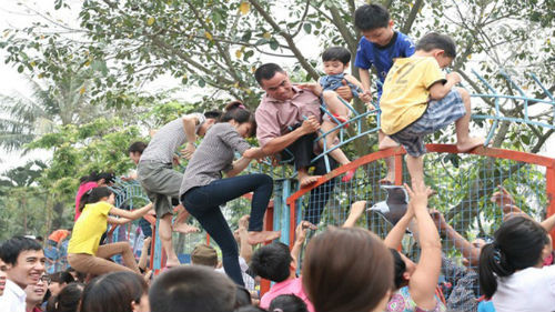 2. Công viên nước lên tiếng vụ hàng trăm người vượt rào Sáng ngày 20/4, bà Nghiêm Hồng Hạnh - Phó Tổng giám đốc Công viên nước Hồ Tây (Hà Nội) cho biết, tại thời điểm xảy ra vụ việc, có khoảng 15.000 người mong muốn được vào công viên trong khi sức chứa chỉ chứa được 8.000 người. Do tình huống bất ngờ, lượng người quá đông nên không ngăn chặn được kịp thời.