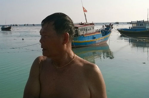  3. Đưa nhân chứng vụ Su-22 gặp nạn ra vùng biển nghi vấn Sáng 20/4, tàu kiểm ngư Việt Nam đã đưa ông Nguyễn Phùng (69 tuổi), ngư dân chứng kiến thời điểm máy bay Su-22 rơi, ra vùng biển nghi vấn để phục vụ công tác tìm kiếm 2 phi công đang mất tích. Trước đó, vào sáng 16/4, ông Nguyễn Phùng cùng con trai đang câu cá mú ở gần Hòn Trứng thì thấy 2 chiếc máy bay lượn liên tục, thỉnh thoảng có động tác lộn nhào rồi rơi xuống biển. 