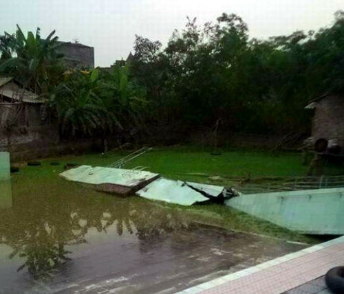 10. Sập tường bể bơi, 1 học sinh tử vong ở Vĩnh Phúc. Vào 16h chiều 18/4, hàng chục em nhỏ đang tắm tại bể bơi thuộc thôn Cung Thượng xã Bình Định thì bất ngờ tường bao nằm giáp bờ ao đổ sập. Người dân đã cứu được 3 em. Bé trai 10 tuổi Tạ Văn Thạch bị mắc kẹt dưới mảng tường. Đến khoảng 22h cùng ngày, khi bể bơi được tát cạn, thi thể em mới được đưa ra ngoài. 3 cháu nhỏ gặp nạn bị thương được đưa đến Bệnh viện Đa khoa huyện Yên Lạc điều trị, đến nay sức khỏe đã ổn định. 