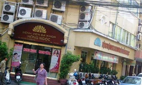 4. Vụ bé 1 tuổi tử vong nghi do lỗi Bệnh viện Hồng Ngọc. Ngày mùng 8/4, anh Nguyễn Việt Hùng (trú tại Đống Đa, Hà Nội) đã gửi đơn thư đến Thanh tra Bộ Y tế, Thanh tra Sở Y tế Hà Nội và các cơ quan báo chí để khiếu nại bệnh viện đa khoa Hồng Ngọc (55 Yên Ninh) thiếu trách nhiệm, chuyên môn kém… dẫn đến cái chết cho con trai là cháu Nguyễn Việt Lâm (SN 2014). Đến chiều ngày 15/4, anh Hùng cho biết, gia đình đã làm đơn xin rút khiếu nại sau buổi làm việc với lãnh đạo bệnh viện đa khoa Hồng Ngọc.