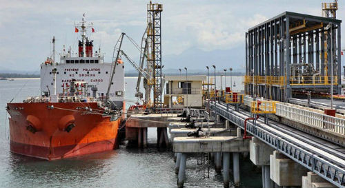 ##ss###style="text-align: justify; font-size: 16px;"> 1. Nhà máy lọc dầu Dung Quất có nguy cơ đóng cửa. Theo tính toán của Công ty Bình Sơn, mức chênh lêch thuế khiến năm 2015, sản phẩm của Bình Sơn có giá cao hơn sản phẩm nhập từ ASEAN tới 1.469 đồng/lít (với xăng A92)... Công ty khẳng định “nếu cứ tiếp tục chính sách thuế đó thì nhà máy sẽ đứng trước nguy cơ không bán được hàng và phải đóng cửa”.