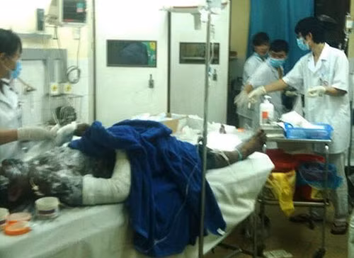  6. Sáu người bỏng nặng nghi do vụ nổ. Bệnh viện Việt Nam – Thụy Điển cho biết, vào khoảng 18h ngày 15/4, đơn vị này đã tiếp nhận cấp cứu 6 bệnh nhân bị bỏng nặng người dính đầy than được đưa tới cấp cứu bằng ô tô. Nguyên nhân ban đầu được Bệnh viện xác định là bị bỏng do cháy nổ, tuy nhiên chưa xác định được nguyên nhân, vị trí xảy ra tai nạn cụ thể. Tỉnh Quảng Ninh lập tức cho làm rõ và đã xác minh đó là nạn nhân của một vụ cháy.