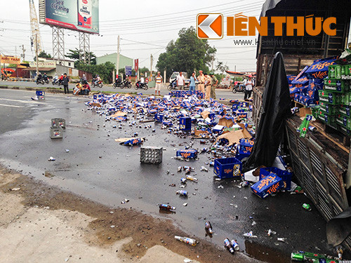 Xe tai dam dai phan cach, quoc lo 1A duoc “tam” bia