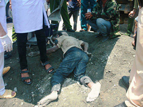 2. Ngăn cản thi công, một người đàn ông bị "chôn sống" Khoảng 10h sáng 4/4, khi đơn vị thi công mở rộng, nâng cấp QL 1A đang san lấp mặt bằng đoạn qua nhà ông Nguyễn Thạnh (thôn 3, xã Bình Phục, Thăng Bình, Quảng Nam) thì bị gia đình ông ra ngăn cản với lý do chưa đồng ý mức bồi thường. Trong lúc ông Thạnh đang phản đối, ông Nguyễn Văn Thanh (51 tuổi, xã Bình Phục) lái xe tải 92K-9850 đổ đá dăm vùi kín người ông Thạnh. Sau khoảng 15 phút, ông Thạnh mới được đưa ra ngoài và vào cấp cứu tại BV Thăng Hoa (huyện Thăng Bình). Hiện vụ việc vẫn đang được điều tra làm rõ.