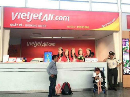 1. Vietjet không chở người khuyết tật Chiều ngày 2/4, chị Nguyễn Thị Vân (bị liệt hai chân) đã đăng thông tin trên facebook cá nhân về VJA đầu Đà Nẵng đã từ chối vận chuyển chị vì cho rằng chị là người khuyết tật nặng. Ngay sau khi nhận được thông tin, Cảng vụ Hàng không Miền Trung đã tiến hành lập biên bản và xử phạt vi phạm hành chính 2 nhân viên Lê Vũ Nhiệm và Lê Nguyễn Minh Tuyết của Vietjet với mức phạt tối đa là 5 triệu đồng.