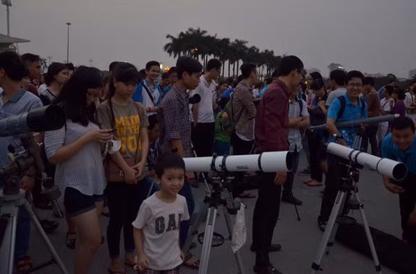  10. Hàng ngàn người đổ xô đi xem "trăng máu" Tối 4/4 hàng ngàn người yêu thiên văn Việt Nam đổ ra các quảng trường, sân vận động để chiêm ngưỡng hiện tượng nguyệt thực toàn phần.