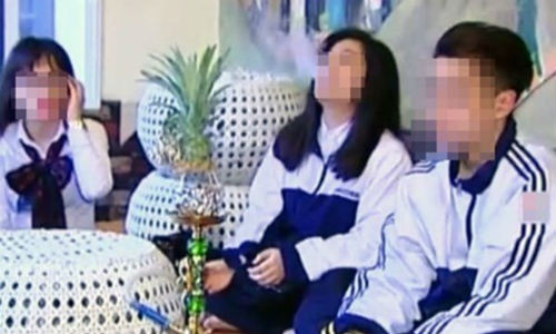 3. VTC14 xin lỗi và đình chỉ ê kíp sản xuất phóng sự "khói trắng shisha" Trong bản tin phát sóng trực tiếp lúc 19h40 tối 4/4/2015, VTC14 đã chính thức xin lỗi các em học sinh và gia đình liên quan đến phóng sự "Khi áo trắng học sinh chìm trong khói shisha”, đồng thời tạm đình chỉ sản xuất để xem xét xử lý ê kíp theo quy định. Do trong phóng sự, VTC14 đã không làm mờ nhận diện cá nhân của các em học sinh dẫn tới những suy diễn sai về tư cách đạo đức của các em và tác động tiêu cực đến cuộc sống và học tập của các em, nhất là khi còn ngồi trên ghế nhà trường. 