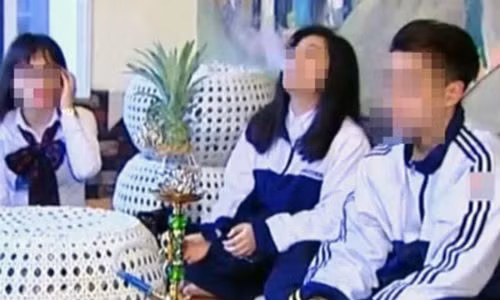 3. VTC14 xin lỗi và đình chỉ ê kíp sản xuất phóng sự "khói trắng shisha" Trong bản tin phát sóng trực tiếp lúc 19h40 tối 4/4/2015, VTC14 đã chính thức xin lỗi các em học sinh và gia đình liên quan đến phóng sự "Khi áo trắng học sinh chìm trong khói shisha”, đồng thời tạm đình chỉ sản xuất để xem xét xử lý ê kíp theo quy định. Do trong phóng sự, VTC14 đã không làm mờ nhận diện cá nhân của các em học sinh dẫn tới những suy diễn sai về tư cách đạo đức của các em và tác động tiêu cực đến cuộc sống và học tập của các em, nhất là khi còn ngồi trên ghế nhà trường. 