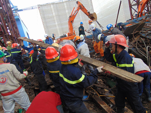 4. Vụ sập giàn giáo ở Formosa: Quyết định khởi tố vụ án Khoảng 20h tối 25/3, giàn giáo đúc bê tông giếng chìm tại công trường Công ty TNHH gang thép Hưng Nghiệp Formosa bị sập khiến 13 người chết, 29 người bị thương. Chiều 31/3, đại tá Bùi Đình Quang, Phó giám đốc Công an tỉnh Hà Tĩnh cho biết, công an tỉnh đã quyết định khởi tố vụ án để điều tra các dấu hiệu vi phạm quy định an toàn lao động theo điều 227 - Bộ luật Hình sự. Hiện công an tỉnh đã cấm xuất cảnh đối với một số nhân viên công ty Samsung C&amp;T (nhà thầu thi công) làm việc tại công trường Formosa để lấy lời khai. 