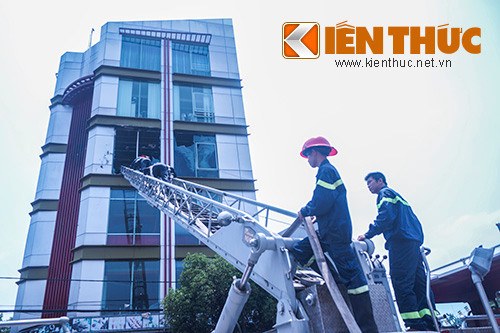 Toa nha 5 tang o Binh Duong boc chay ngun ngut