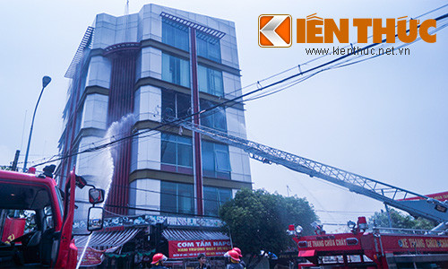 Tòa nhà 5 tầng ở Bình Dương bốc cháy ngùn ngụt - Hình 2 Toa nha 5 tang o Binh Duong boc chay ngun ngut-Hinh-2