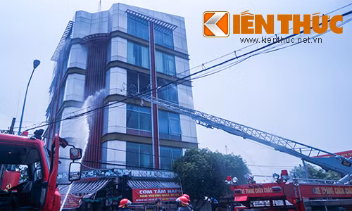 Toa nha 5 tang o Binh Duong boc chay ngun ngut-Hinh-2