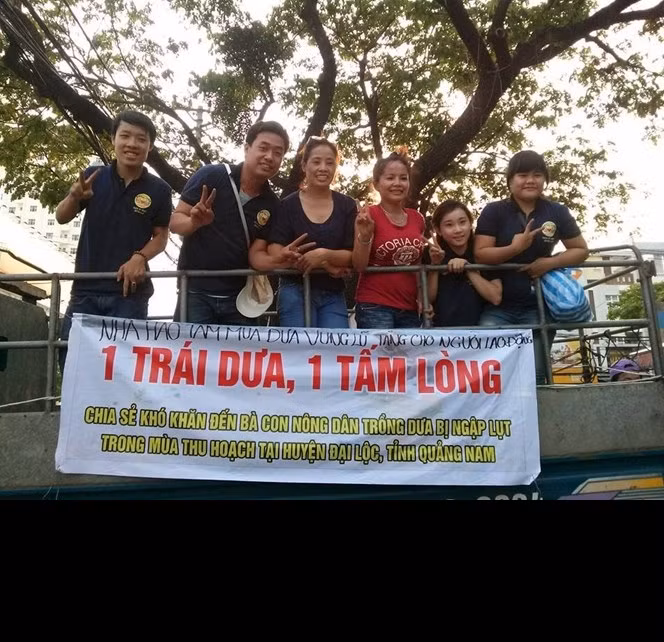 Chương trình mang tên “Đem dưa hấu mát lạnh – đến với trẻ em vùng cao” do Hội Từ thiện đến với trẻ em vùng cao (TP Đà Nẵng) phối hợp với Nhóm Từ thiện Hương Lam (TP Đà Nẵng) thực hiện. Bạn Phạm Quốc Huy, Trưởng Nhóm Từ thiện Hương Lam chia sẻ: “Đồng bào, trẻ em, học sinh nơi đây (xã Trà Dơn) còn nghèo lắm, còn cần lắm sự chung tay của cộng đồng. Chương trình như là sự đồng hành, sẻ chia cùng người nông dân Quảng Nam trồng dưa hấu bị hư hại trong đợt lũ trái mùa vừa qua. Mỗi trái dưa hấu là một nghĩa tình, một tấm lòng với vùng cao”.