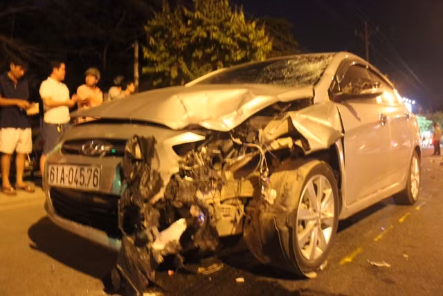 Xe may dau dau o to, doi vo chong tre thuong vong-Hinh-3