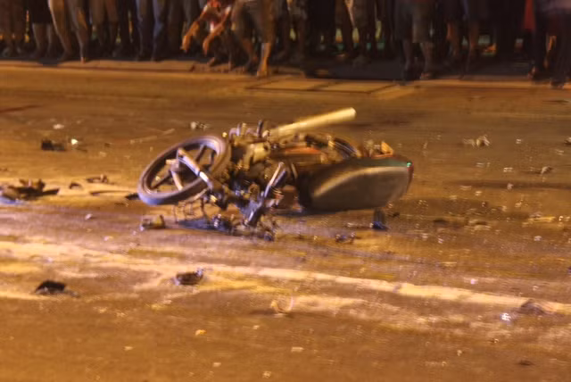 Xe may dau dau o to, doi vo chong tre thuong vong