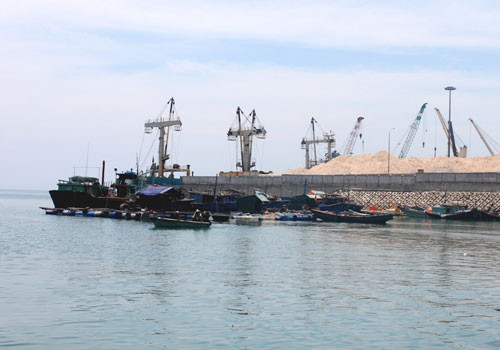 7. Tàu khách mất lái trong lúc biển động, 7 người được cứu sống Chiều 10/4, Trung tâm tìm kiếm cứu nạn hàng hải Việt Nam khu vực miền Trung (Vietnam MRCC) nhận được thông tin tàu khách Hoàng Đế (thuộc Công ty TNHH Hoàng Đế du thuyền) khi đi từ Quảng Ninh đến Nha Trang (Khánh Hòa) thì bị hỏng hệ thống thủy lực và bánh lái, mất khả năng điều khiển. Lượng lực chức năng nhanh chóng tới cứu nạn. Đến 23h30' cùng ngày, tàu SAR 411 đã lai dắt tàu Hoàng Đế cùng 7 người thuyền về cảng Vũng Áng. 