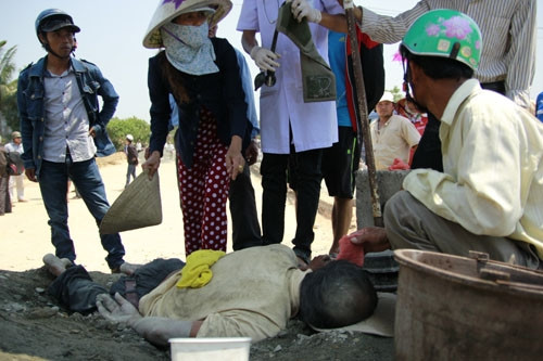 5. Công an kết luận vụ người bị đá vùi khi cản trở thi công quốc lộ Công an tỉnh Quảng Nam đã có kết luận sơ bộ vụ việc ông Nguyễn Thạnh (56 tuổi, ngụ thôn 3, Bình Phục, Thăng Bình) bị đá vùi lấp khi cản trở thi công mở rộng quốc lộ 1A vào ngày 4/4: Không có chuyện ông Thạnh bị xe tải cố tình đổ đá dăm lên người. Vụ việc do ông Thạnh lao vào nằm dưới gầm xe tải đổ cấp phối đá dăm, và bị đá dăm phủ lên người. Hành vi của ông Thạnh cản trở các hoạt động của cơ quan, tổ chức, mức phạt trong khung 2- 3 triệu đồng.