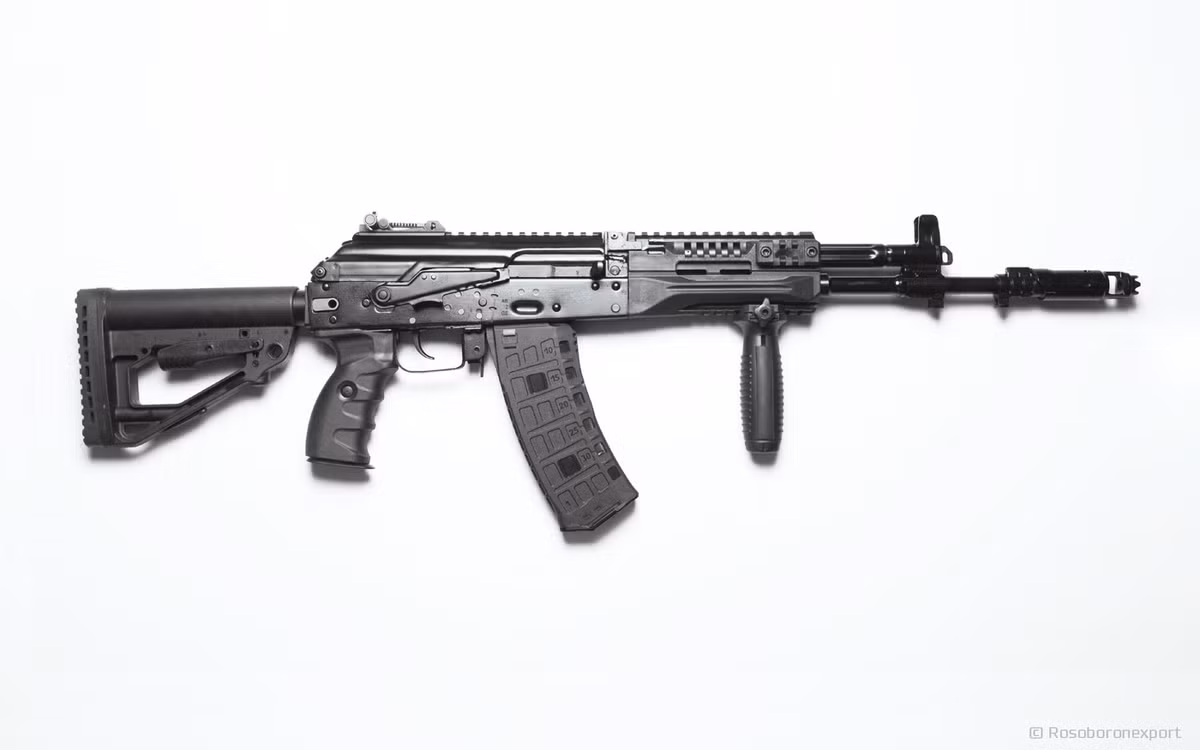 Ngoải ra, AK-12 cũng xứng đáng là thứ vũ khí đứng đồng hạng nhất trong bảng xếp hạng này. Báng súng được làm bằng nhựa giúp giảm trọng lượng súng, cùng cơ chế nạp đạn thuận tiện cho cả hai tay khiến việc vận hành hết sức dễ dàng. Với tầm bắn 500m và tốc độ bắn 650 viên/ phút cùng băng đạn mở rộng có thể chứa tới 95 viên, đây là khẩu súng trường dễ sử dụng nhất trên thế giới. 