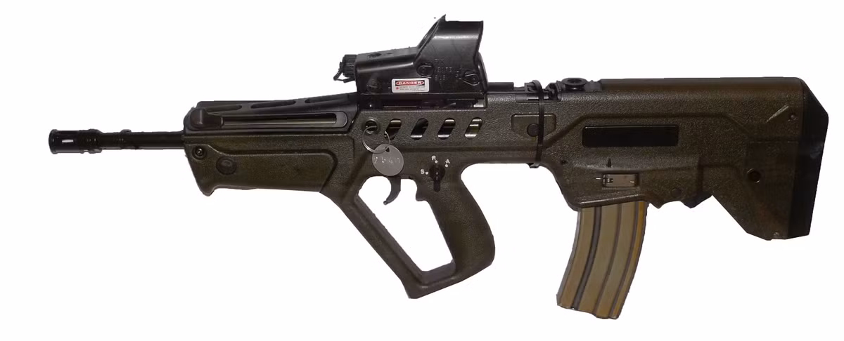 Đứng vị trí thứ ba là TAR-21 Tavor. Được sản xuất bởi Israel, hỏa lực, độ tin cậy, độ bền bỉ cũng như được thiết kế để sử dụng cho cả tay phải và tay trái là các điểm nổi trội của TAR-21. Hiện mẫu súng trường này được sử dụng rộng rãi trong các lực lượng quân sự toàn thế giới.