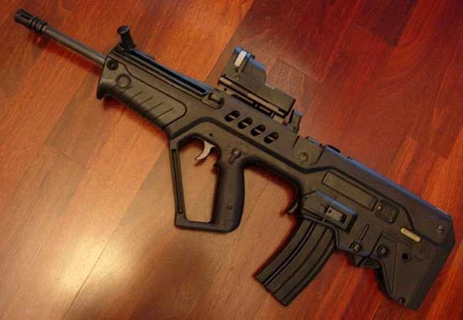 Ngoài ra, mẫu súng trường này cũng có thể được trang bị thêm nòng phóng lựu và ống nhắm hồng ngoại cũng như ống giảm thanh. Nó có tốc độ bắn 900 viên/ phút và nặng 3.27kg.