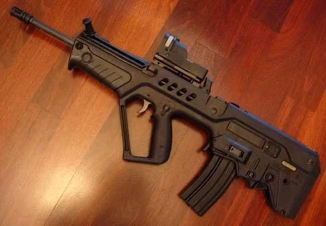 Ngoài ra, mẫu súng trường này cũng có thể được trang bị thêm nòng phóng lựu và ống nhắm hồng ngoại cũng như ống giảm thanh. Nó có tốc độ bắn 900 viên/ phút và nặng 3.27kg.