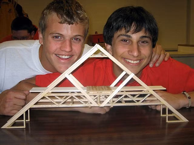 Điều này là do tỷ lệ vật chất rắn trong không gian mở của gỗ Balsa rất thấp, chỉ khoảng 40%, do lignin - chất giữ các tế bào lại với nhau - chỉ chiếm một phần nhỏ trong gỗ Balsa.