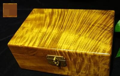 Gỗ nanmu vàng có mùi thơm, vân thẳng, cấu trúc tinh xảo và không dễ biến dạng nứt nẻ.