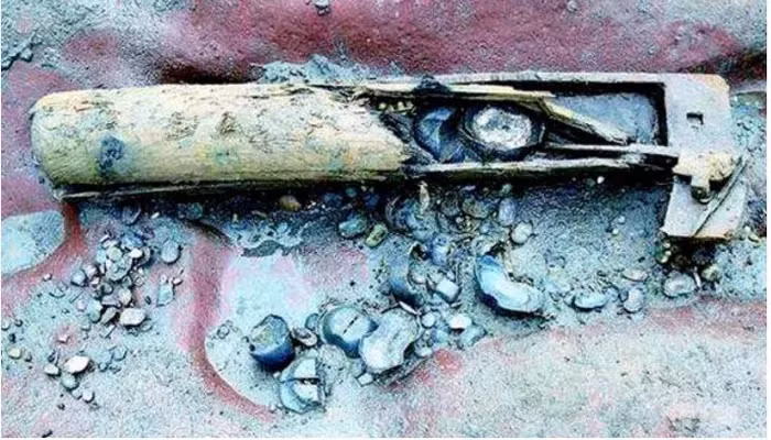 Trong số những món cổ vật tìm thấy là một khúc gỗ kỳ lạ, được xác định là Thanh cương bổng, một công cụ cất giấu bảo vật của Trương Hiến Trung - lãnh tụ phong trào khởi nghĩa nông dân vào cuối thời nhà Minh.