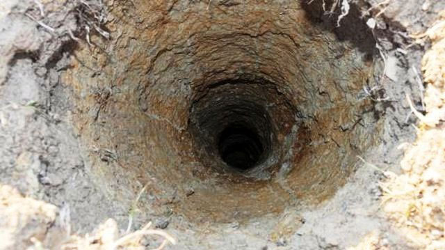 Điều đặc biệt là trong hố này, các chuyên gia đã tìm thấy một gói mỳ ăn liền được sản xuất vào năm 1994, khiến họ nghi ngờ về một vụ trộm mộ. Khi khám phá sâu hơn nơi chứa gói mì "xuyên không", họ phát hiện ngôi mộ cổ Quách Gia Cương số 1.