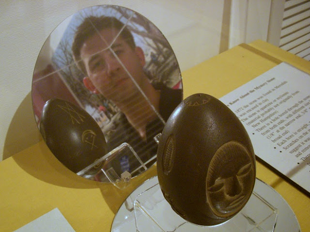 Tuy nhiên, có một số chuyên gia cho rằng hòn đá này có thể có nguồn gốc ngoài hành tinh, và hình khắc trên đó có thể là một mật mã.