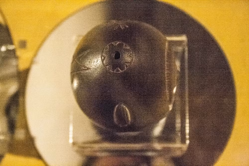 Với kích thước khoảng 10,2 cm, nặng 510,3g và màu đen, hòn đá này khiến giới khoa học đau đầu suốt nhiều năm.