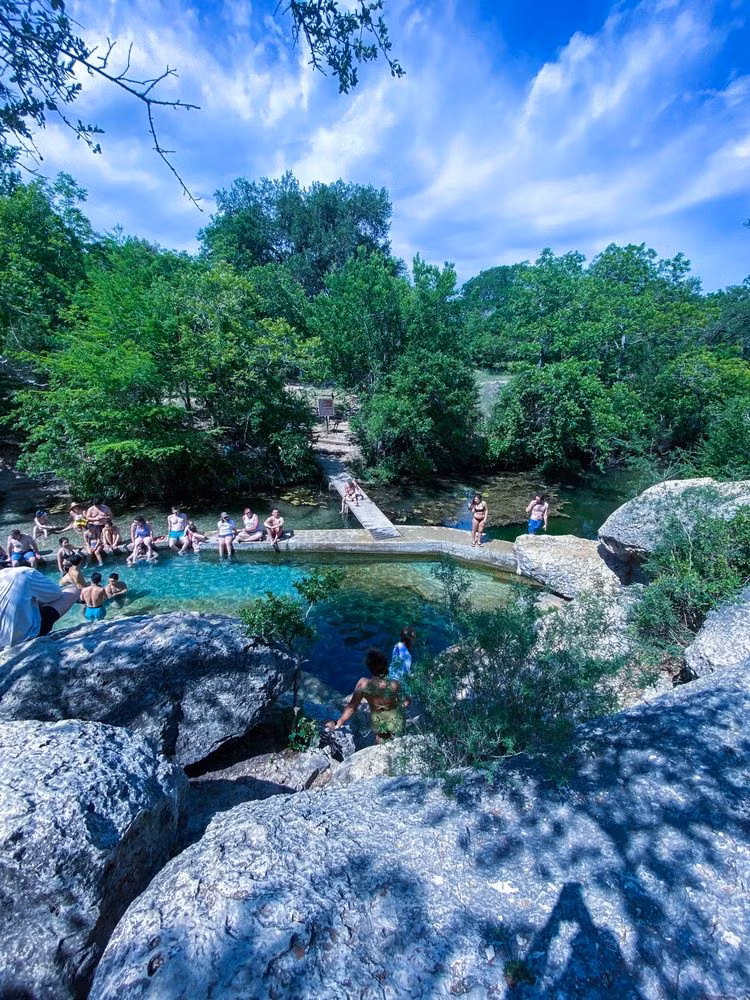 Giếng Jacob có một khe hở rộng 12 foot ở lòng lạch Cypress Creek, là một trong những hang động dưới nước đặc biệt thu hút những người thích mạo hiểm.